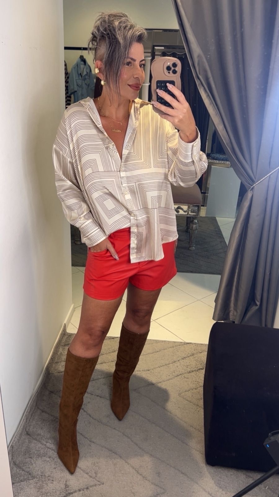 Camisa cetim 449,90.         Short PU 279,90